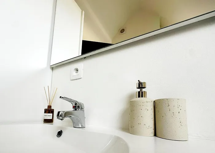 Stylish 2 Apts, 15-min Walk To Center Appartement