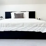 Stylish 2 Apts, 15-min Walk To Center شقة خنت