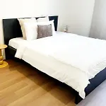 Stylish 2 Apts, 15-min Walk To Center شقة خنت