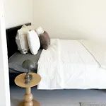 Stylish 2 Apts, 15-min Walk To Center شقة خنت