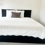 Stylish 2 Apts, 15-min Walk To Center شقة خنت