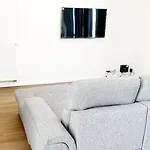 Stylish 2 Apts, 15-min Walk To Center شقة *