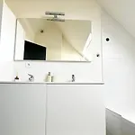 Stylish 2 Apts, 15-min Walk To Center شقة *