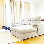 Stylish 2 Apts, 15-min Walk To Center * خنت