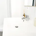 Stylish 2 Apts, 15-min Walk To Center شقة