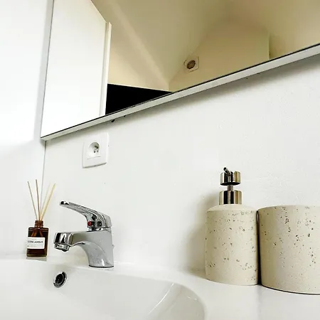 Stylish 2 Apts, 15-min Walk To Center Appartement