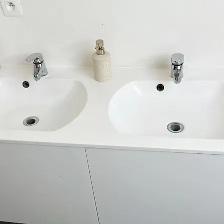 Stylish 2 Apts, 15-min Walk To Center Appartement