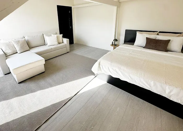 Stylish 2 Apts, 15-min Walk To Center *