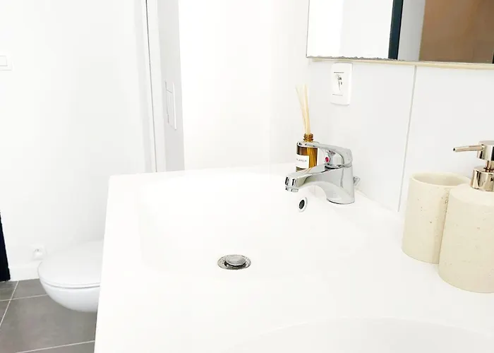 Stylish 2 Apts, 15-min Walk To Center 公寓